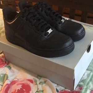 Mens black Air Force 1’s (size 9)